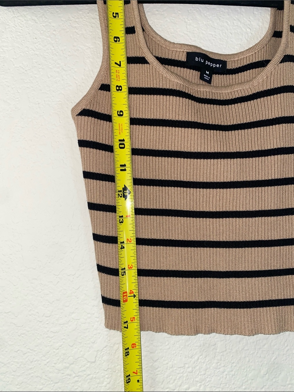 💋Adorable Striped Ribbed Cropped top! - Picture 4 of 7
